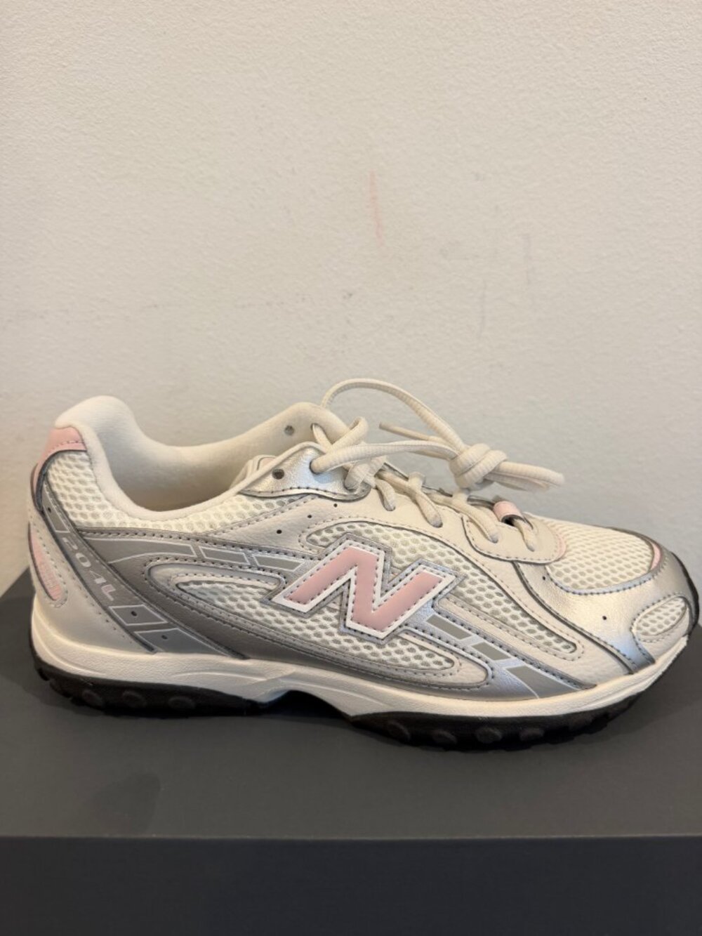 New Balance 204L Lace Sneakers White/Silver/Pink Women's Size6.0 Or Youth 4.5